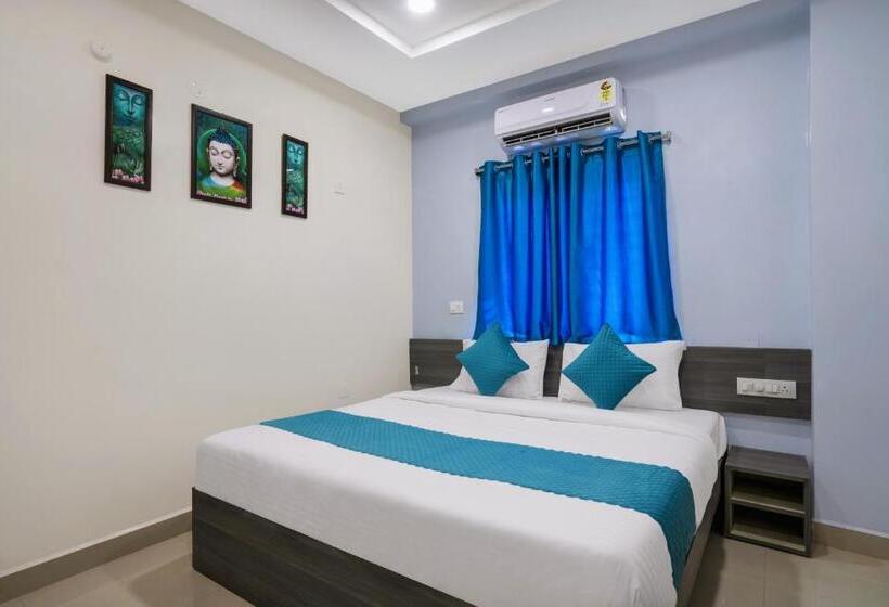 Отель The Balcony Suites