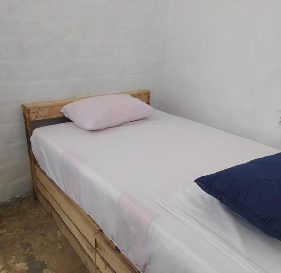 بنسيون De La Mora Hostal