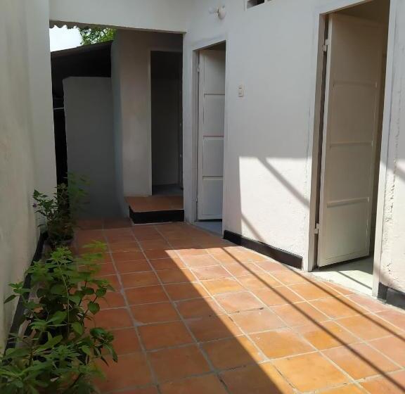 بنسيون De La Mora Hostal