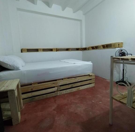 بنسيون De La Mora Hostal