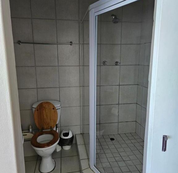 פנסיון John Bailie Guest Lodge