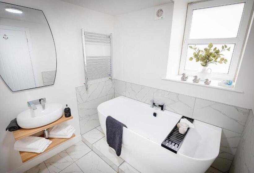 פנסיון Kings Arms Suites   Luxury Double   Freestanding Bath   Self Check In