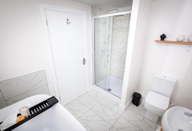 פנסיון Kings Arms Suites   Luxury Double   Freestanding Bath   Self Check In