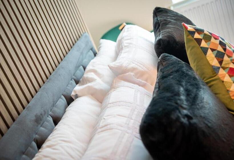 פנסיון Kings Arms Suites   Luxury Double   Freestanding Bath   Self Check In