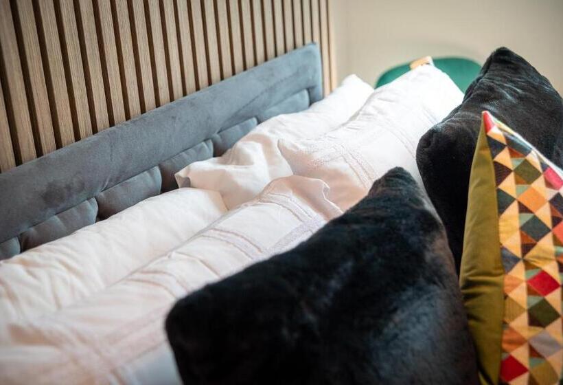 펜션 Kings Arms Suites   Luxury Double   Freestanding Bath   Self Check In