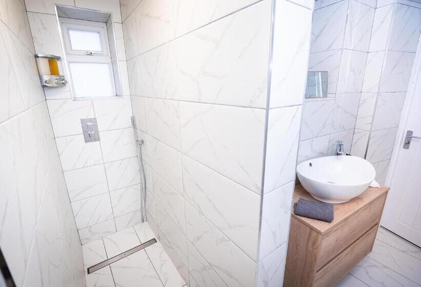 ペンション Kings Arms Suites   Luxury Double   Waterfall Shower   Self Check In