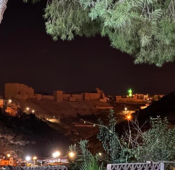 تختخواب و صبحانه Ain Alsett House