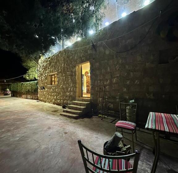 تختخواب و صبحانه Ain Alsett House