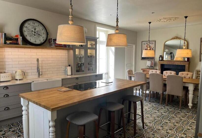 Bed and Breakfast Number 8