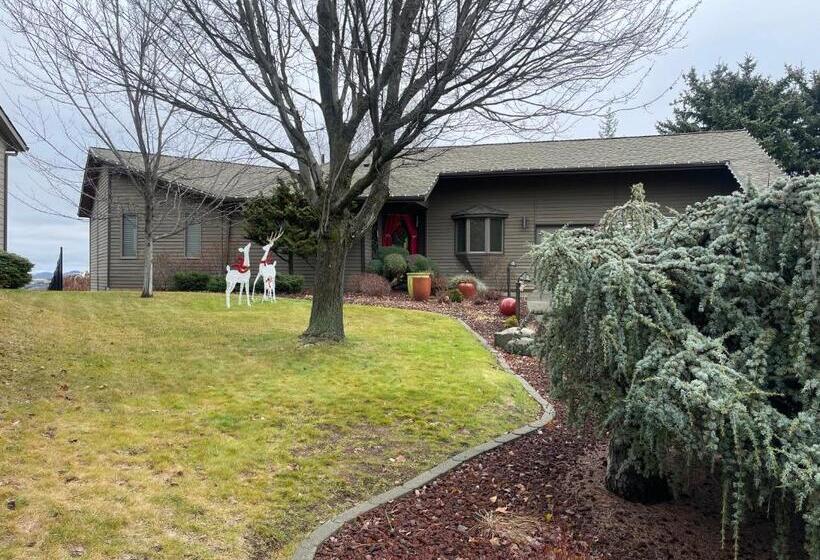 مبيت وإفطار The Lair At Crimson House