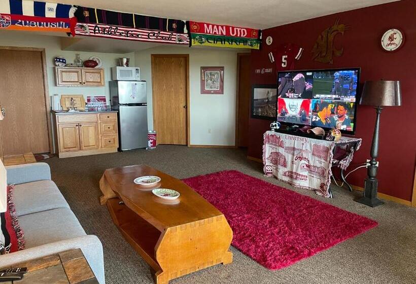 مبيت وإفطار The Lair At Crimson House