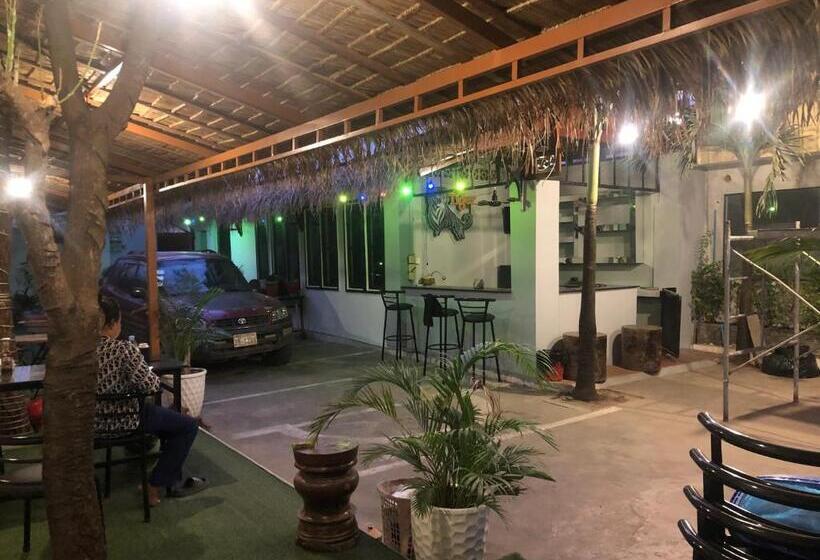 فندق Blue Moon Guesthouse And Bar