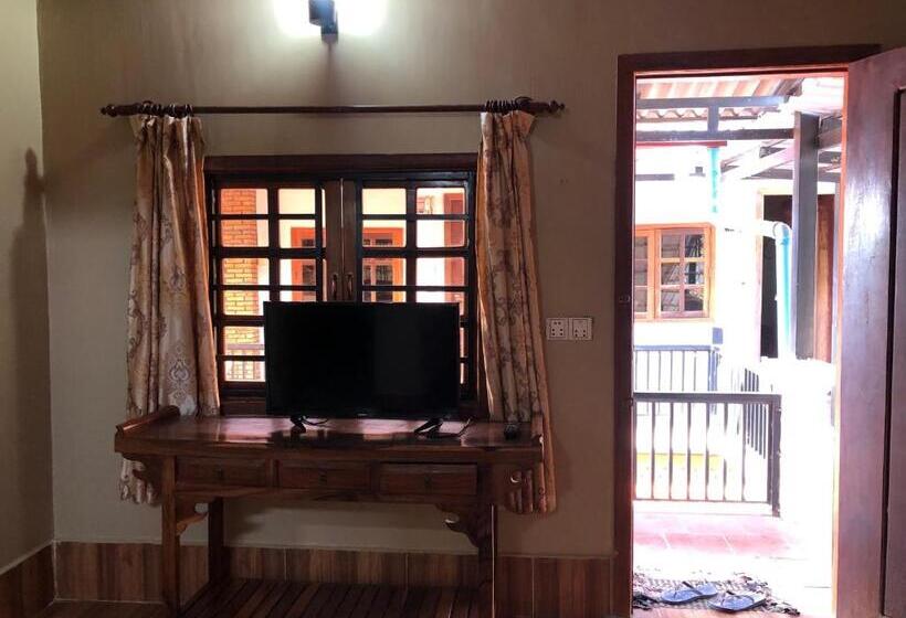 فندق Blue Moon Guesthouse And Bar