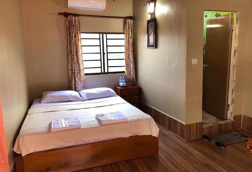 فندق Blue Moon Guesthouse And Bar