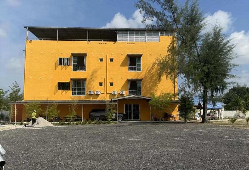 فندق Capital O 90949 Pelangi Beach Resort Mersing