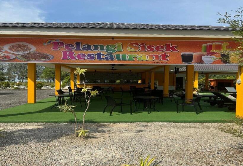 فندق Capital O 90949 Pelangi Beach Resort Mersing