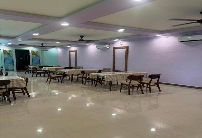 فندق Capital O 90949 Pelangi Beach Resort Mersing