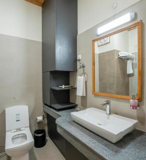 ホテル Ezzenza Swarg By Beas Golf Resort   Devlok Manali