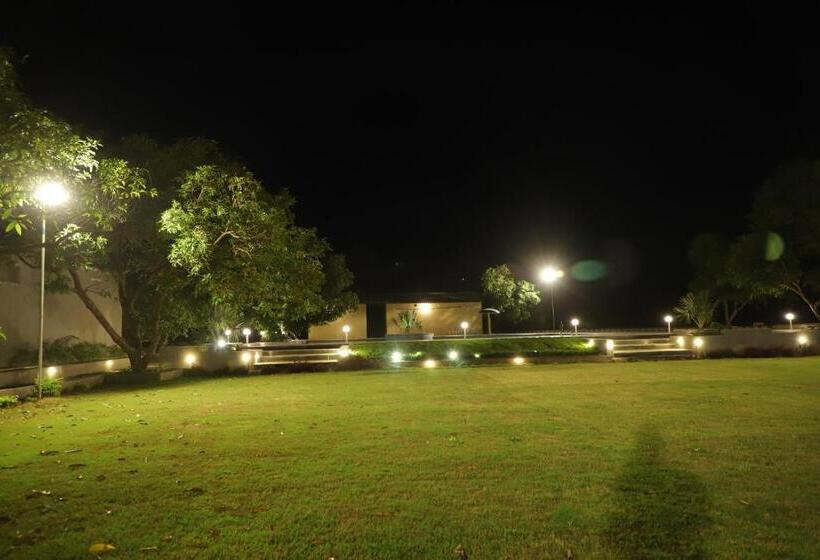 فندق Iravati Resort