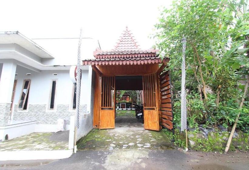 Отель Oyo 93789 Mbah Carik Homestay