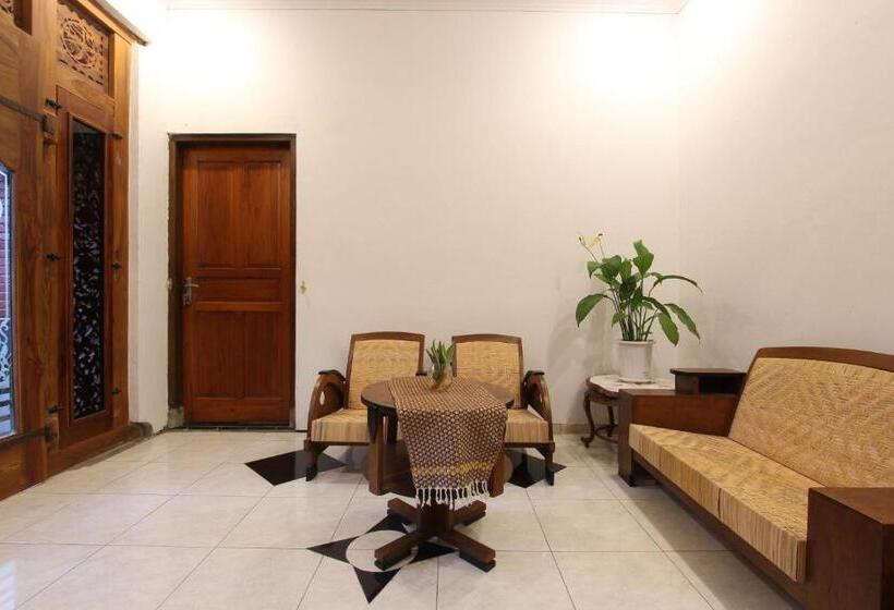 Отель Oyo 93789 Mbah Carik Homestay