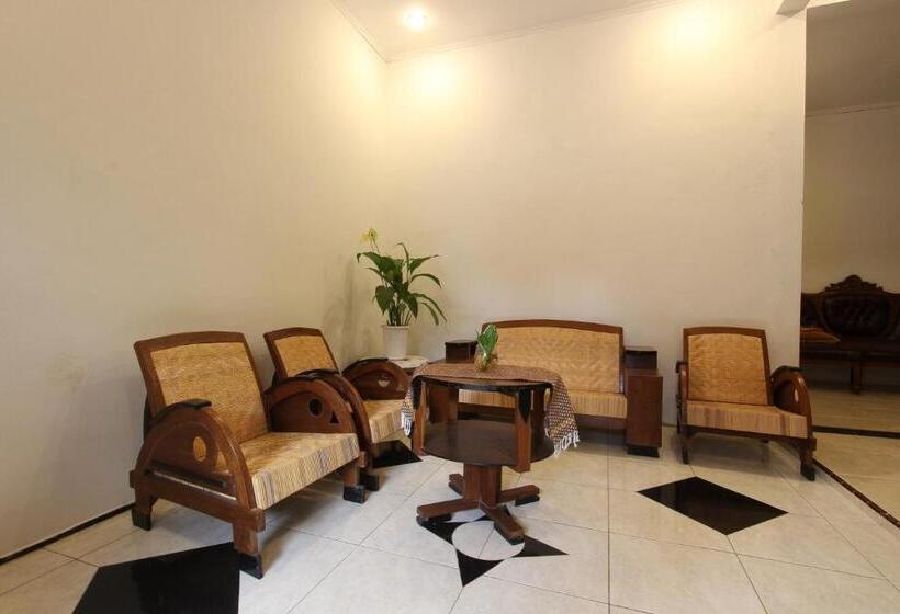 Отель Oyo 93789 Mbah Carik Homestay