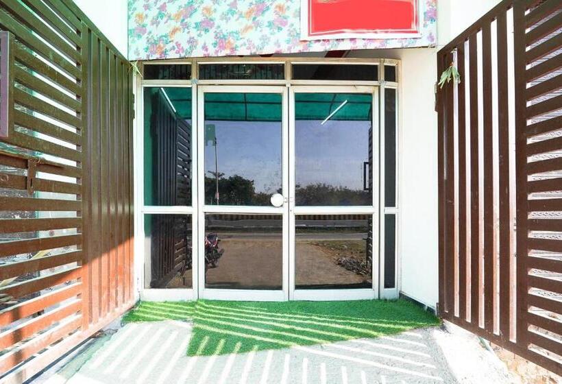 Отель Oyo S S Guest House