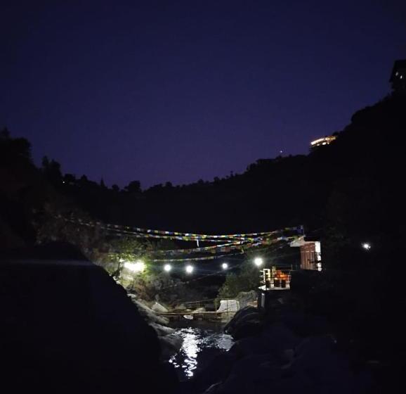 בית מלון כפרי Rivulet Resort & Camping