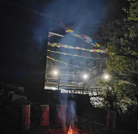 בית מלון כפרי Rivulet Resort & Camping