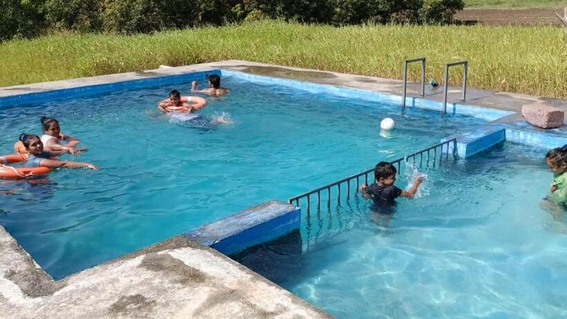 호텔 S R Farm House