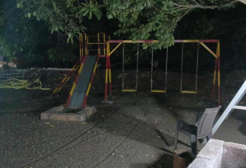 בית מלון כפרי S R Farm House