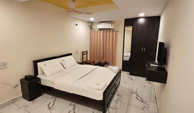 فندق Saadhana Comforts Lodge