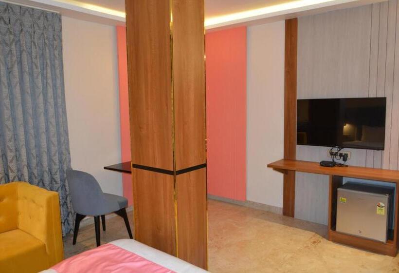 酒店 Saroja Suites