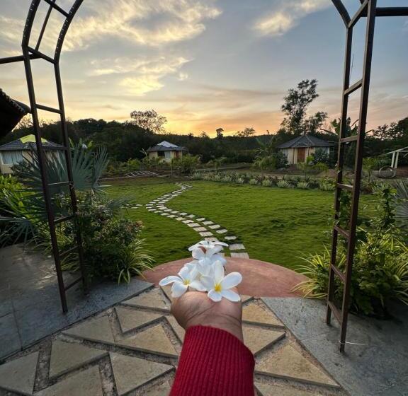 فندق The Parijat Cottages