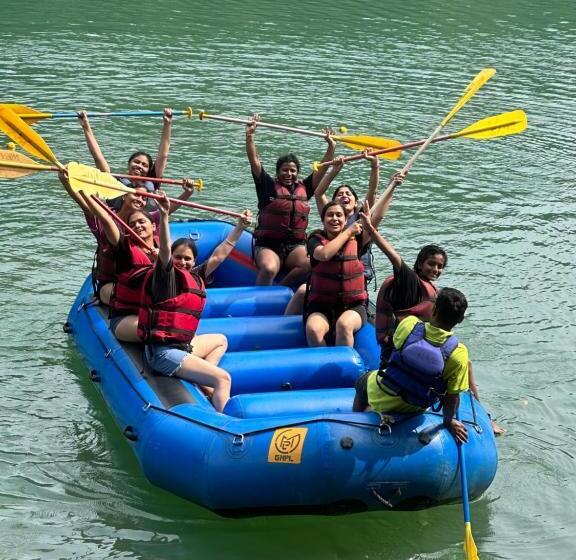 فندق The Parijat Cottages