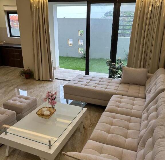 בית מלון כפרי The Pearl Club Resort