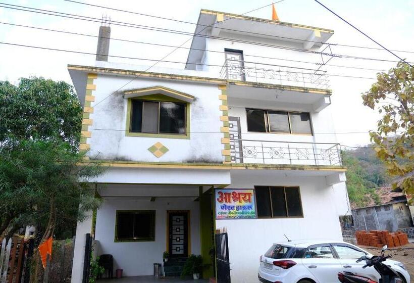 פנסיון Aashray Guestroom