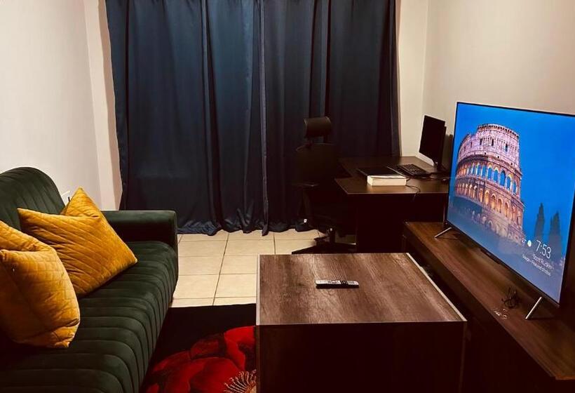 ペンション Apartment With Shared Living Room & Kitchenette