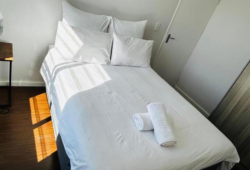 ペンション Apartment With Shared Living Room & Kitchenette