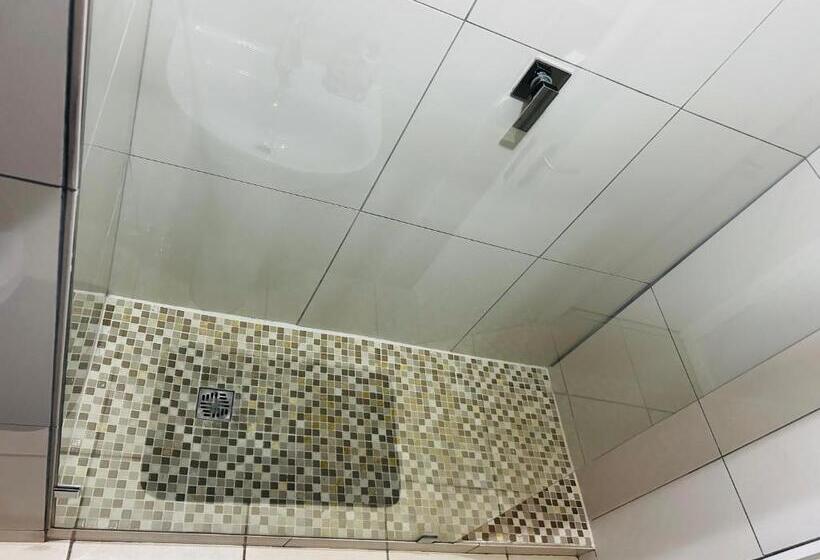 ペンション Apartment With Shared Living Room & Kitchenette