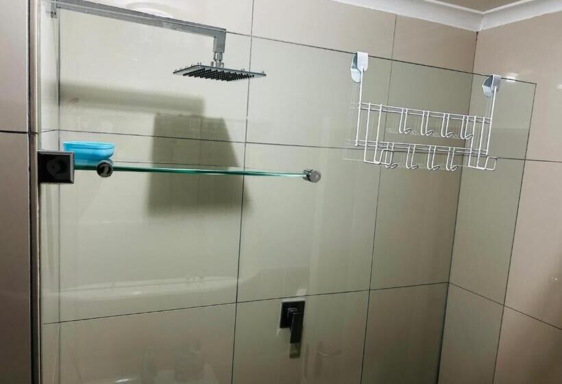 ペンション Apartment With Shared Living Room & Kitchenette