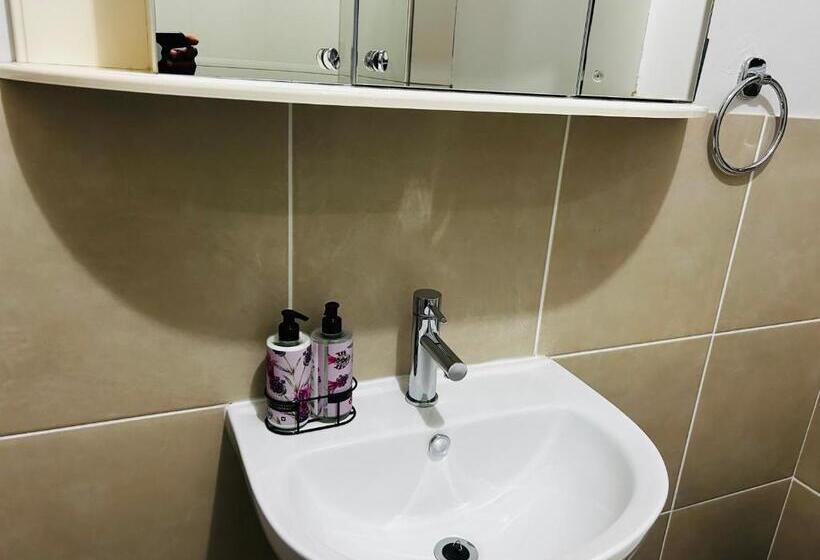 ペンション Apartment With Shared Living Room & Kitchenette