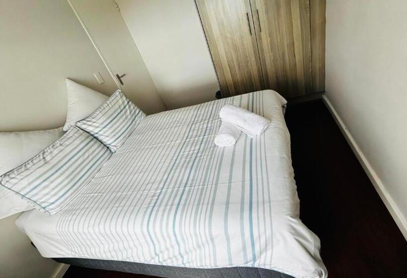 ペンション Apartment With Shared Living Room & Kitchenette