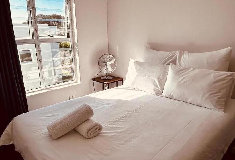 ペンション Apartment With Shared Living Room & Kitchenette