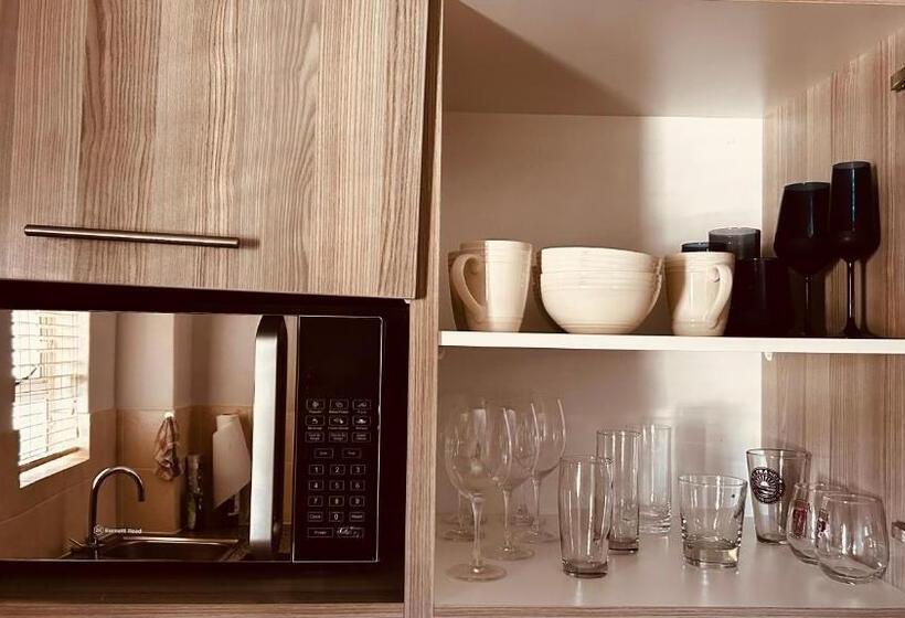 ペンション Apartment With Shared Living Room & Kitchenette