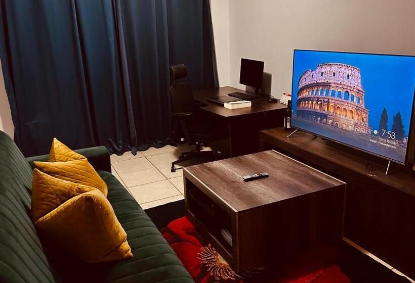 ペンション Apartment With Shared Living Room & Kitchenette