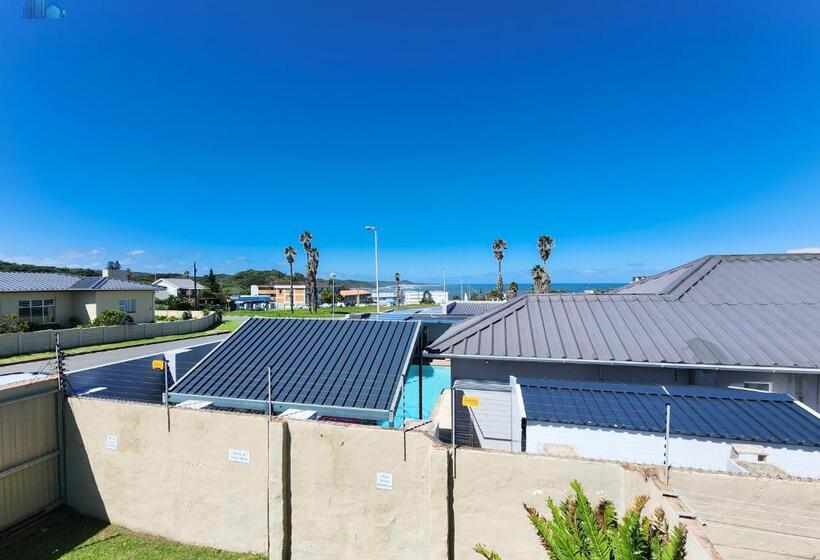 פנסיון Gonubie Guest Cottages