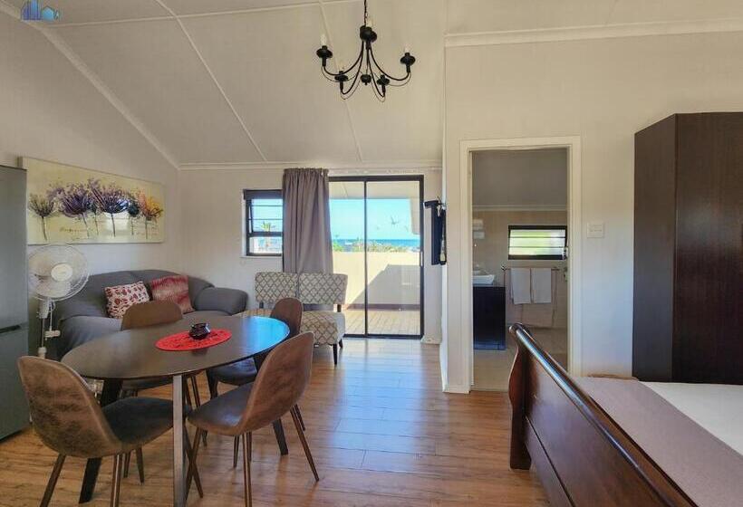 פנסיון Gonubie Guest Cottages