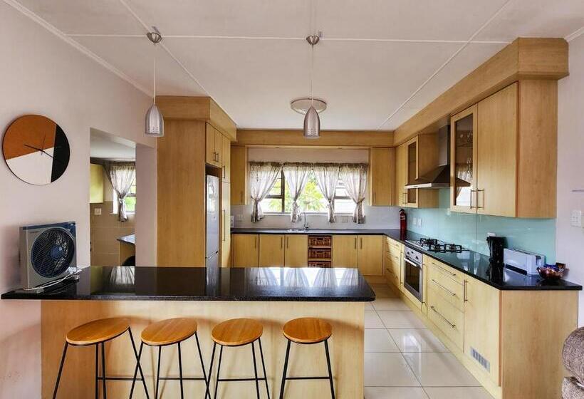 פנסיון Gonubie Guest Cottages