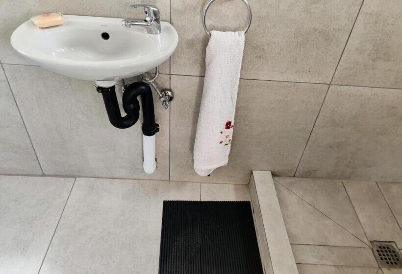 פנסיון Sem S Guest Cottage